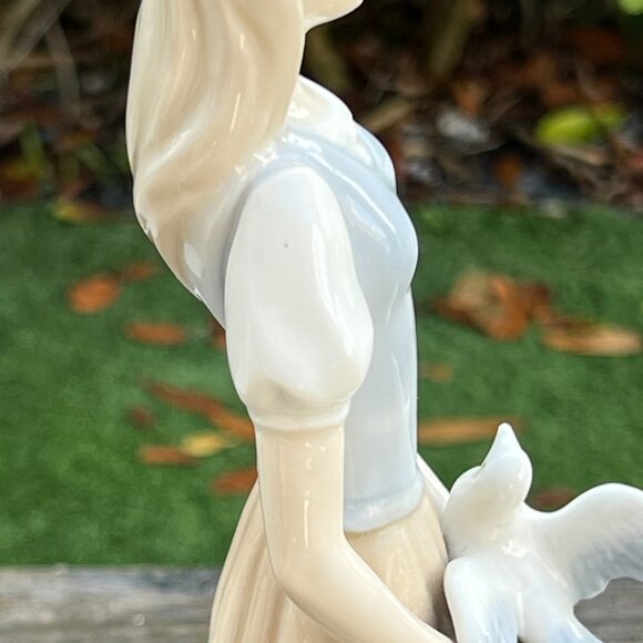 Vintage Girl holding Bird Dove Figurine, Tenora of Spain Rare Hard to Find - Picture 9 of 10